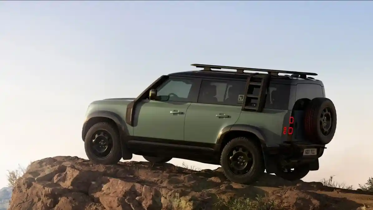 Foto - Land Rover Defender Trophy Edition, Nostalgia Legendaris Indonesia