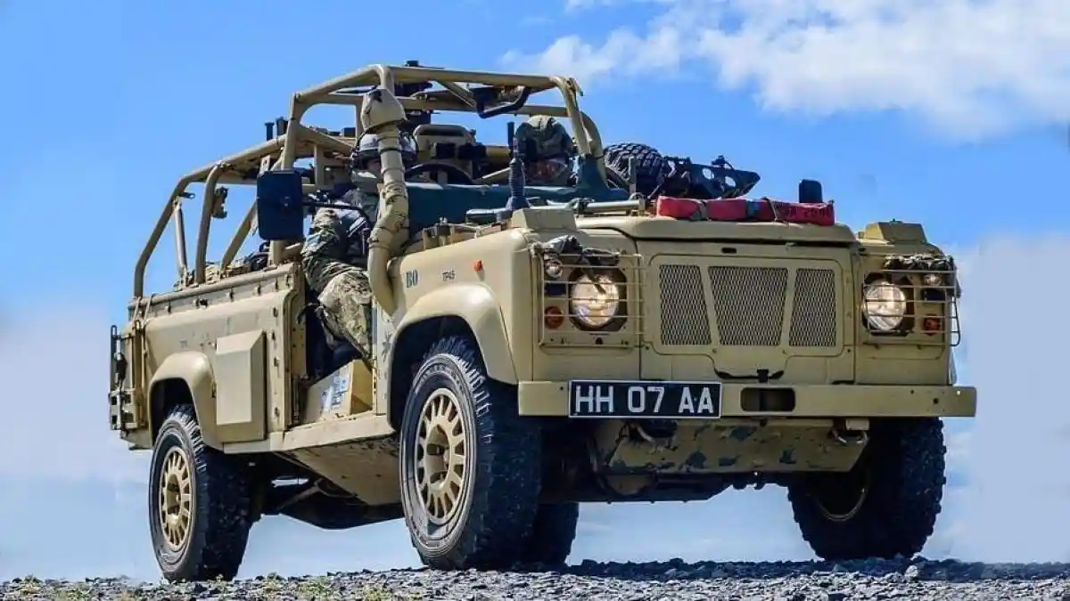 Foto - Balik Lagi Penuhi Keperluan Militer, Land Rover Defender Dapatkan Modifikasi Ekstrem