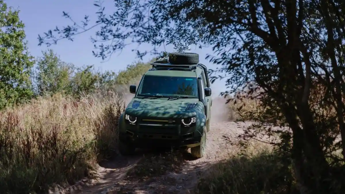 Foto - Land Rover Perkenalkan Defender Wolf Series II, Kendaraan Militer Generasi Baru untuk Tradisi Lama