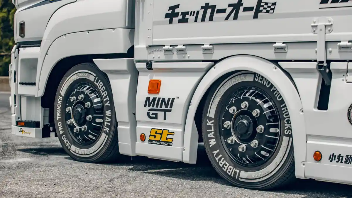 Foto - Modifikasi Truk Mitsubishi Fuso Ala Liberty Walk