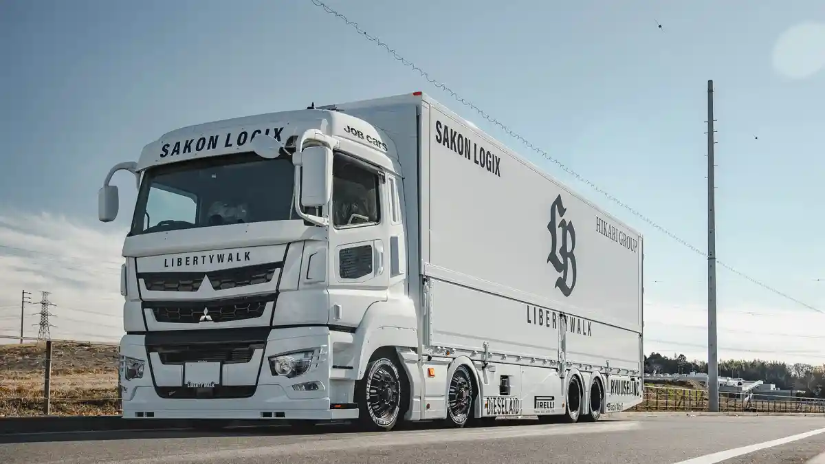 Foto - Modifikasi Truk Mitsubishi Fuso Ala Liberty Walk