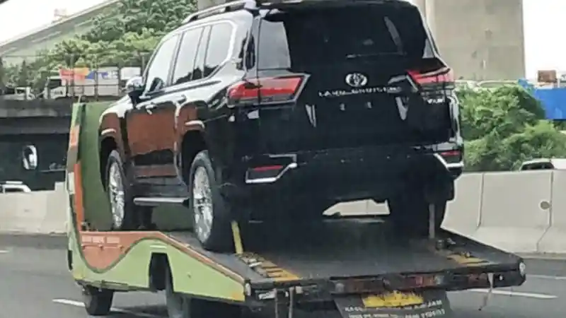 Foto - Toyota Land Cruiser 300 Sudah Beredar Di Jalanan Indonesia