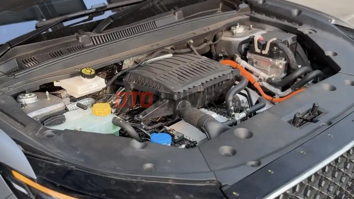 Foto - Menguji Lepas L8 PHEV, SUV Ramah untuk Pengemudi Perempuan