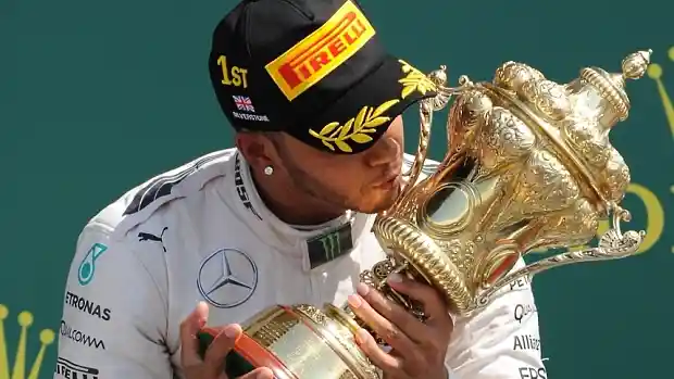 Foto - F1 Inggris: Lewis Hamilton Juara, Rio Haryanto Melintir