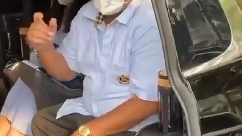 Foto - Hotman Paris Sudah Pamer Lexus LM 350 Varian Tertinggi