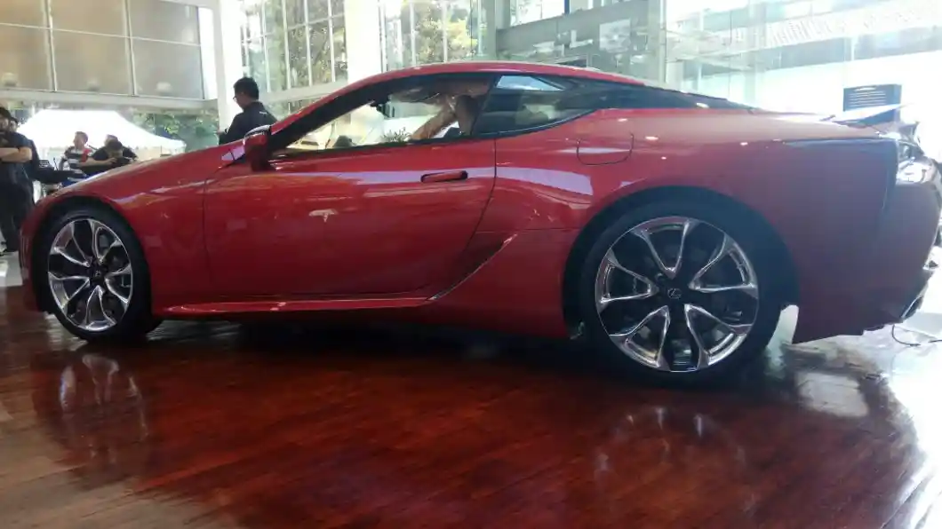 Foto - Ban Belakang Lexus LC 500 Bisa Membelok, Kencang dan Lincah!