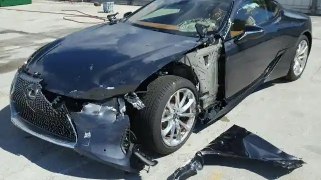 Foto - Lexus LC 500 Seharga RP 4 Miliar Sudah Ada yang Ringsek