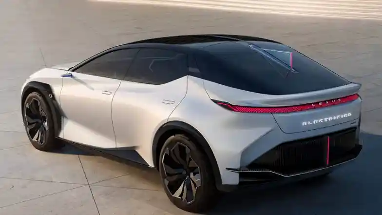 Foto - Lexus Ganti Emblem Untuk Bagian Buritan