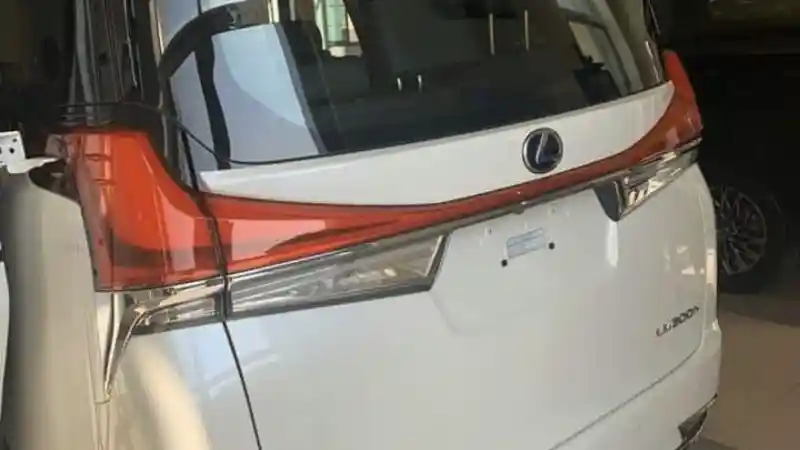 Foto - Melihat Sosok Alphard Versi Lexus
