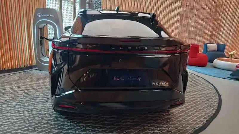 Foto - Kian Serius Garap Mobil Ramah Lingkungan. Lexus Resmi Luncurkan RZ dan RX di Indonesia 