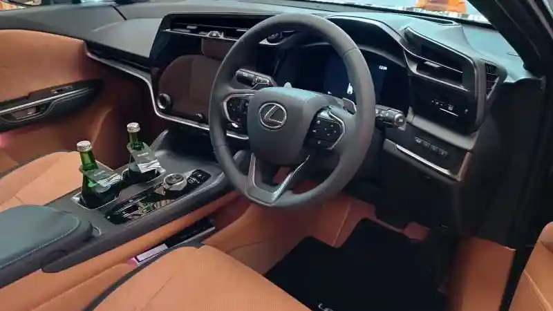 Foto - Kian Serius Garap Mobil Ramah Lingkungan. Lexus Resmi Luncurkan RZ dan RX di Indonesia 