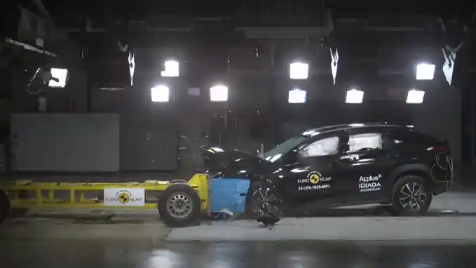 Crash Test - VIDEO: Crash Test Lexus RZ (Euro NCAP)