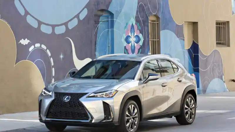 Foto - Komparasi Lexus UX 250h Luxury vs BMW X3 sDrive 20i