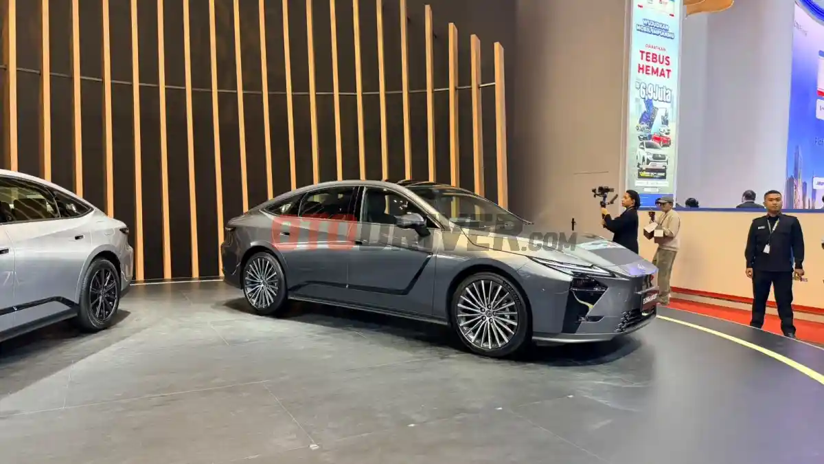 Foto - Lexus ES 350e dan ES 350h Meluncur di GIIAS 2026, Ini Harganya