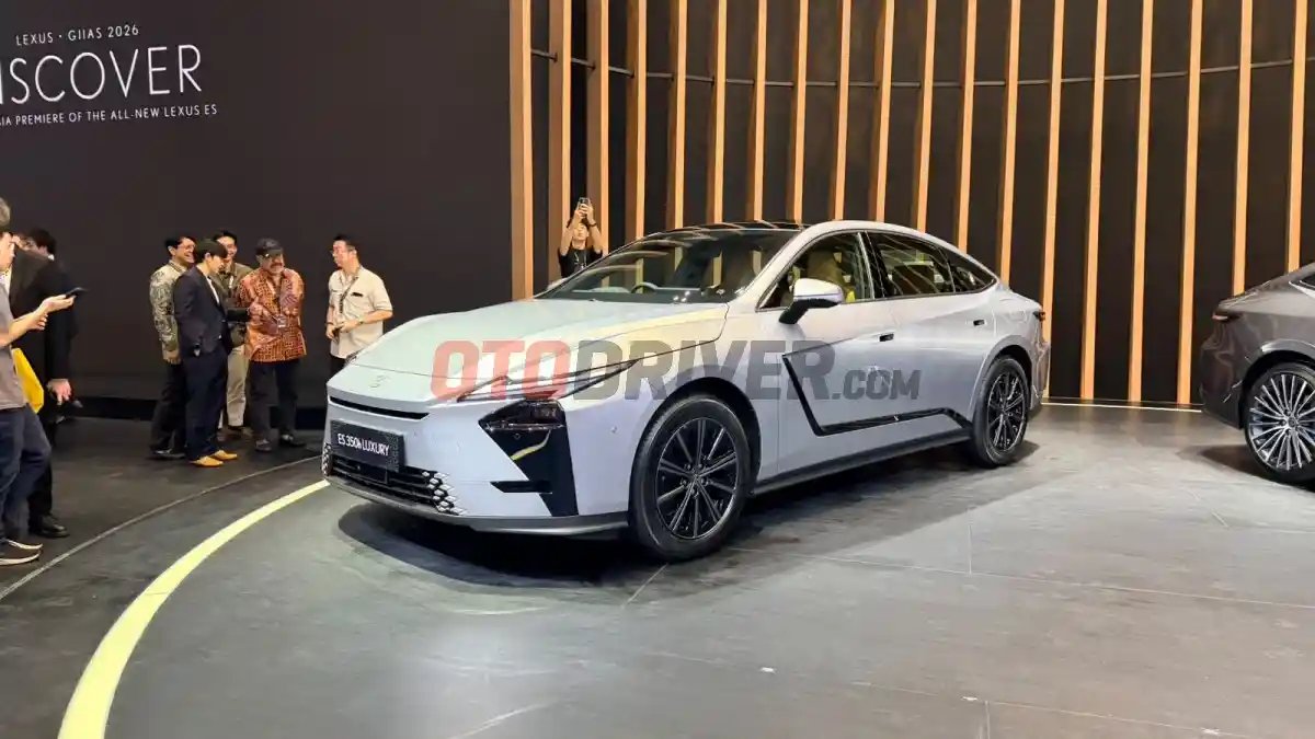 Foto - Lexus ES 350e dan ES 350h Meluncur di GIIAS 2026, Ini Harganya