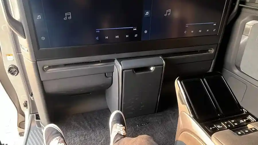 Foto - Mudik In Style 2026 : POV Jadi Sultan, Mudik Dengan Lexus LM 350h Seharga Rp 3,4 Miliar