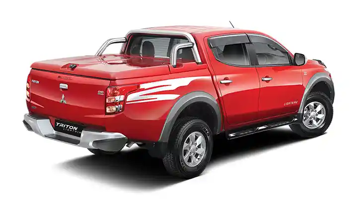 Foto - Mitsubishi Triton Lightning Sapa Publik Surabaya