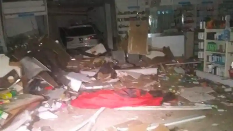 Berita - Sebuah Grand Livina Tabrak Apotek, 1 Korban Tewas