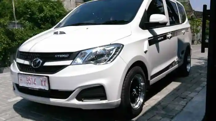 Foto - Unik, 3 Wuling Confero ini Ganti Emblem Merek
