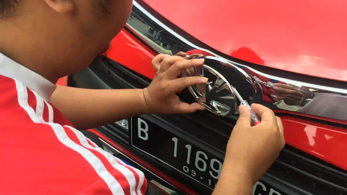 Foto - Cara Mengganti Sendiri Logo Garuda di Calya Dengan Lambang Toyota