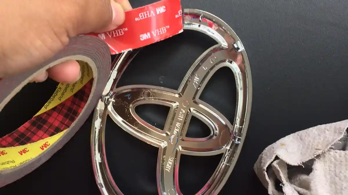 Foto - Cara Mengganti Sendiri Logo Garuda di Calya Dengan Lambang Toyota