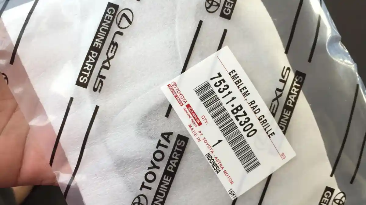 Foto - Cara Mengganti Sendiri Logo Garuda di Calya Dengan Lambang Toyota