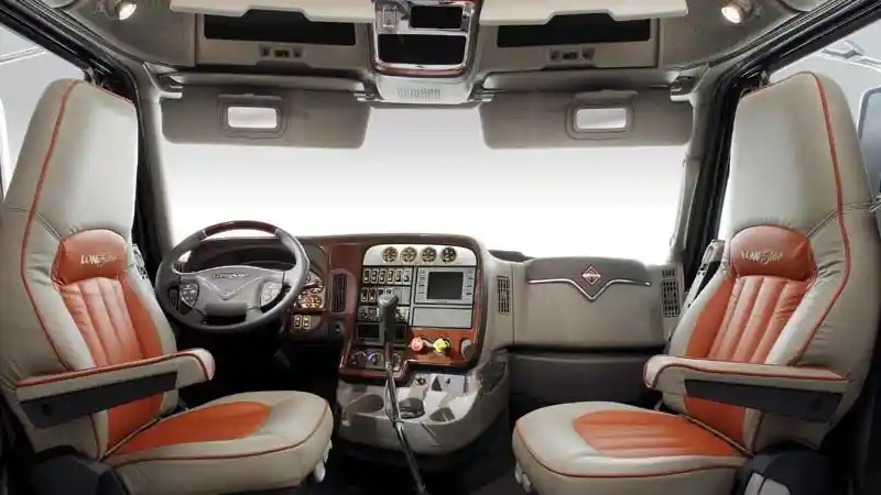 Foto - International LoneStar, Truk Besar Berdesain Neo Classic