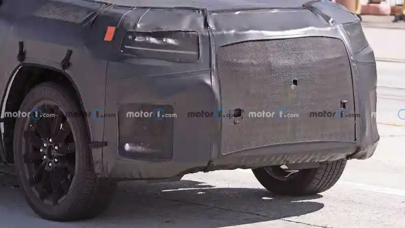 Foto - Titisan Land Cruiser 300 Muncul Sebagai Lexus LX600 