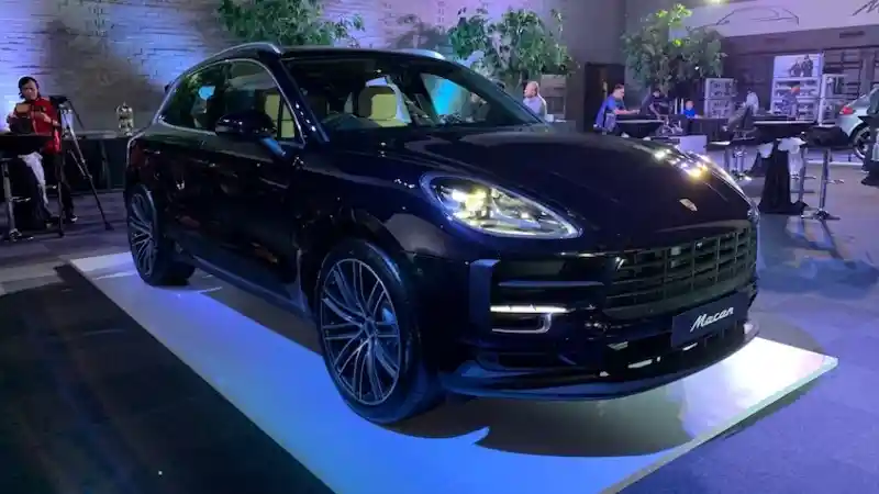 Foto - Tak Hanya Mewah, SUV Porsche Bisa Diandalkan Untuk Menerjang Banjir