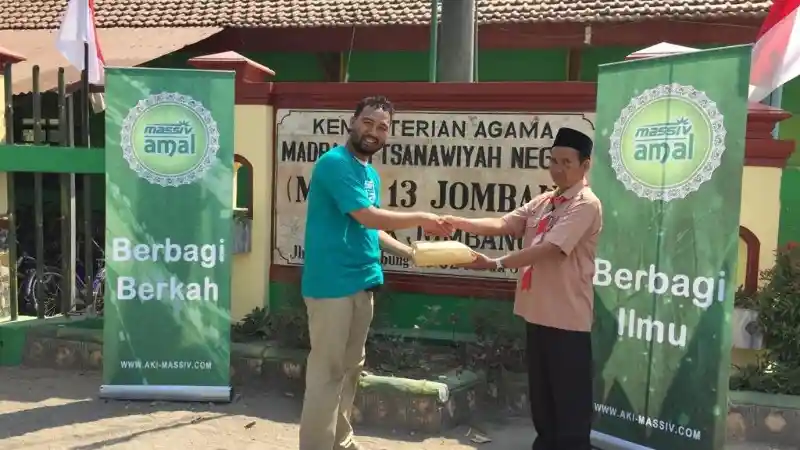 Foto - Aki Massiv Gelar Donasi Pendidikan di Daerah Tengger