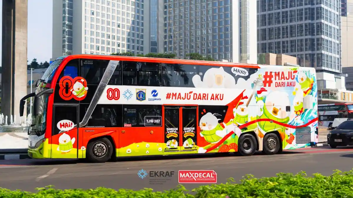 Foto - Peringati HUT RI Ke-80, MaxDecal Sulap Transjakarta Jadi Meriah
