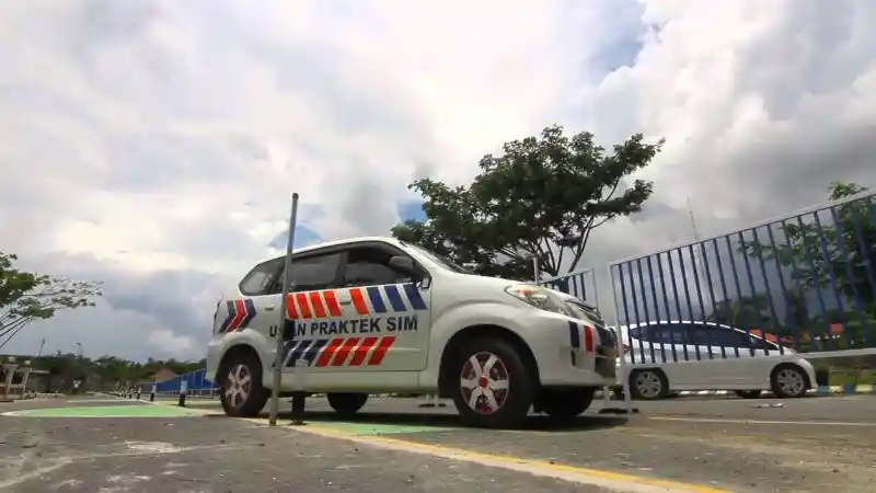 Berita - Bikin SIM Mobil dan Truk Harus Pakai Sertifikat Mengemudi