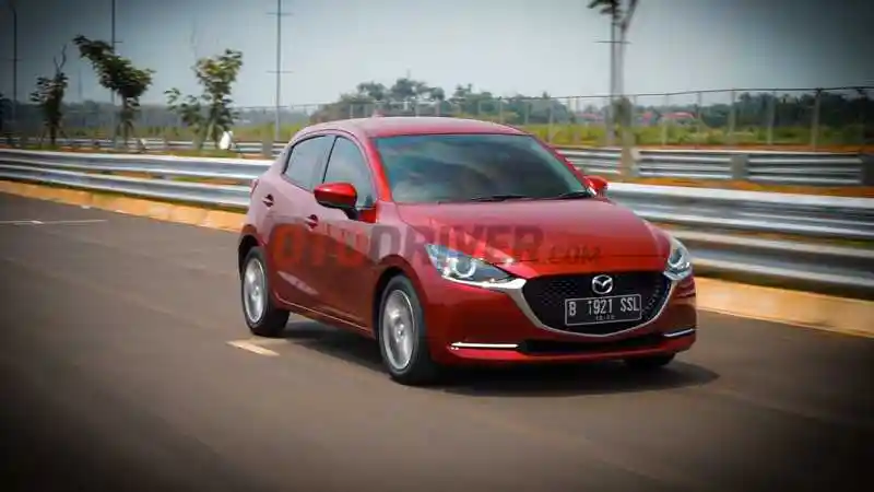 Foto - Komparasi Spek Baleno Hatchback Facelift VS Mazda 2