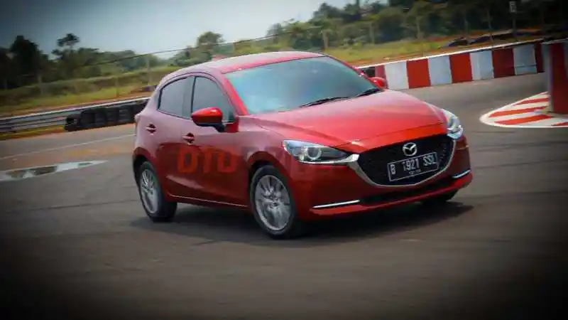 Foto - Kia Rio VS Mazda 2, Mana yang Lebih Irit?