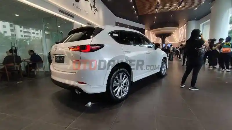 Foto - Mazda CX-5 AWD Anniversary Edition, Model Khusus dengan Cat Khusus