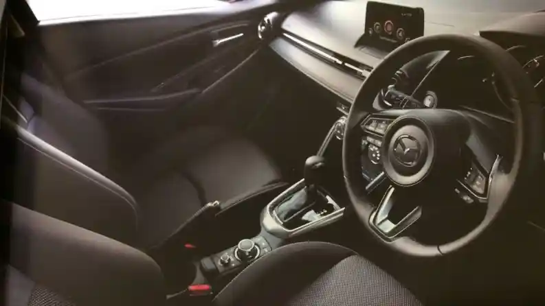 Foto - Ini Dia Foto Brosur Mazda2 Facelift 2017