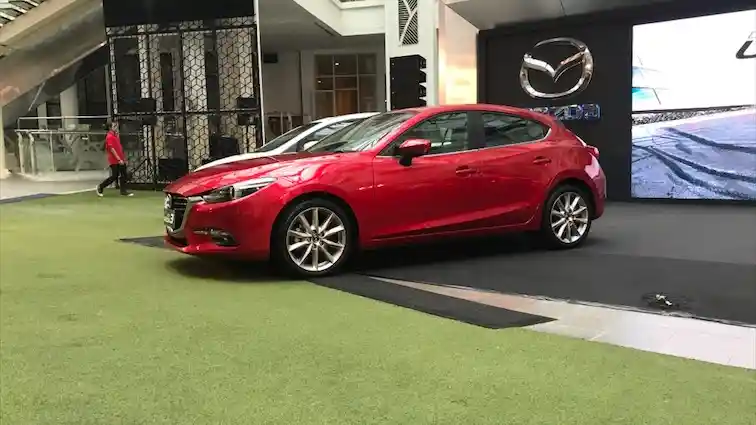 Foto - Mazda3 dan MX-5 RF Resmi meluncur, Harga Mulai Dari RP 400 Jutaan 