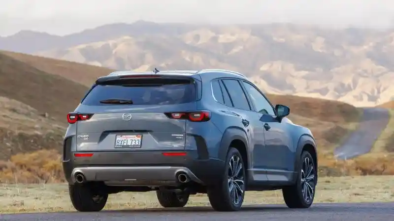 Foto - Mazda CX-50 Hybrid Sosok SUV Irit Dengan Cawe-Cawe Toyota