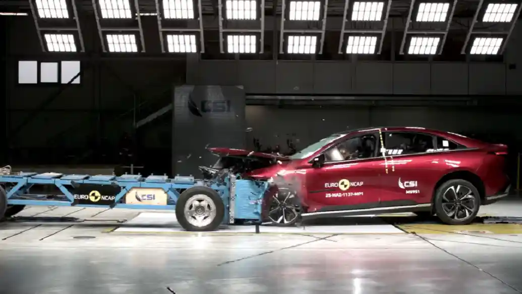 Crash Test - VIDEO: Crash Test Mazda EZ-6 (Euro NCAP)