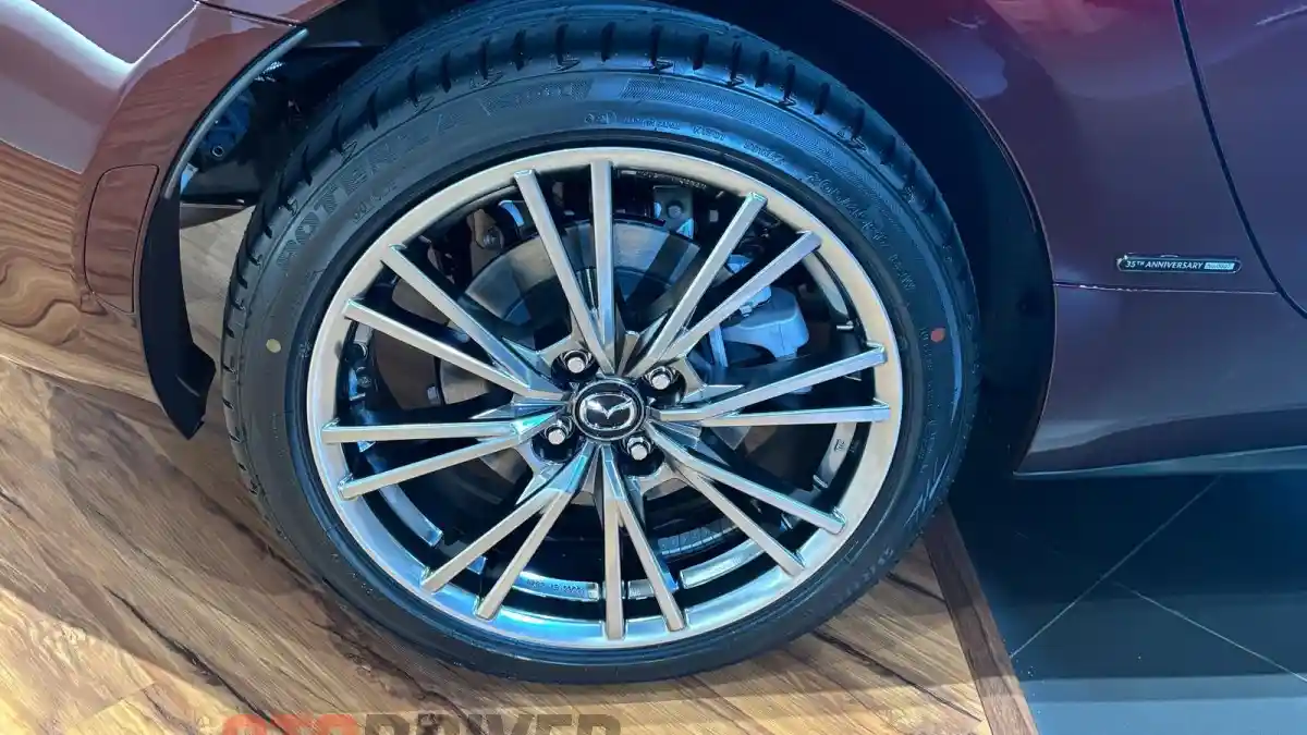 Foto - Hanya Dijual 5 Unit di Indonesia, Inilah Ciri Khas Mazda MX-5 35th Edition Berbanderol Rp 973 Juta