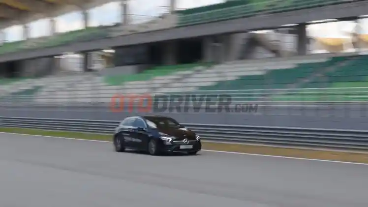 Foto - Mercedes-Benz Persilakan Cicipi Beragam Mobil Kencang di Sirkuit F1