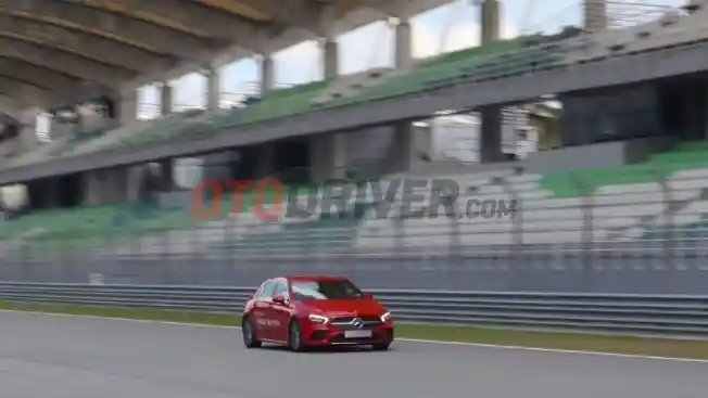 Foto - Mercedes-Benz Persilakan Cicipi Beragam Mobil Kencang di Sirkuit F1