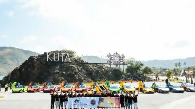 Foto - Berbagai Tipe Supercar Dari McLaren Club Indonesia Susuri Keindahan Lombok