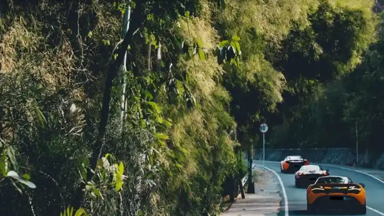 Foto - Berbagai Tipe Supercar Dari McLaren Club Indonesia Susuri Keindahan Lombok