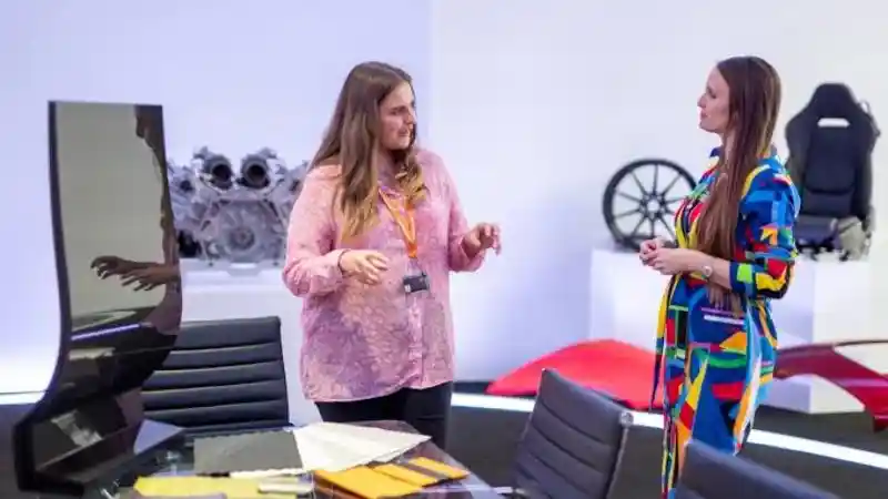 Foto - Dipercaya Jadi CEO McLaren Sehari, Ini Yang Dilakukan Gadis Berusia 17 Tahun