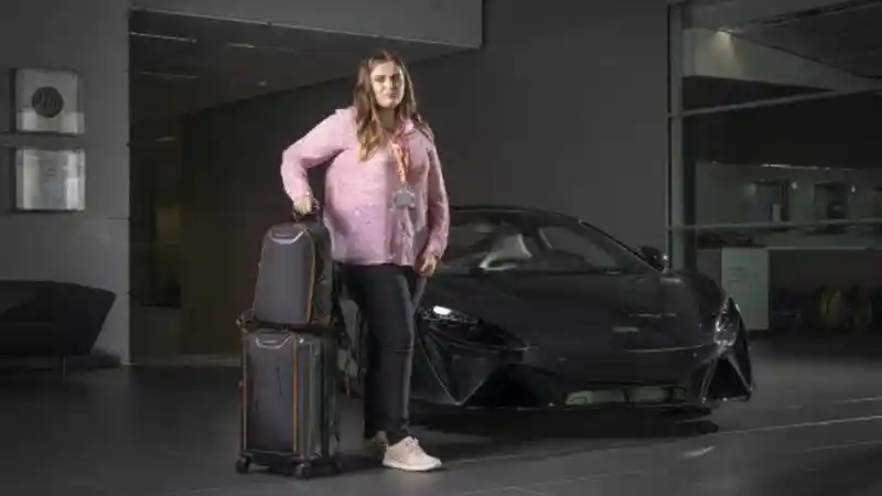 Foto - Dipercaya Jadi CEO McLaren Sehari, Ini Yang Dilakukan Gadis Berusia 17 Tahun