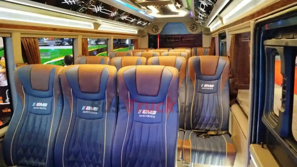 Foto - Medium Bus Hino Terus Rambah Wilayah Sumatra