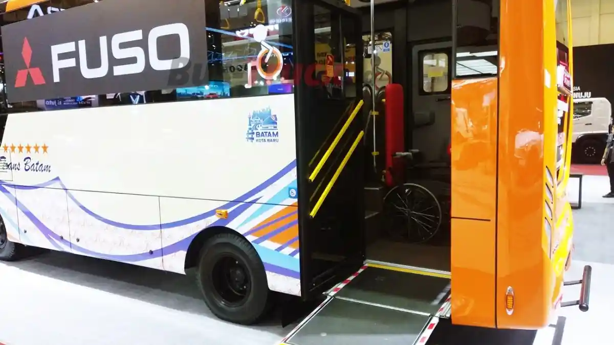 Foto - Pintu Bus Berteknologi AI Buatan Spanyol