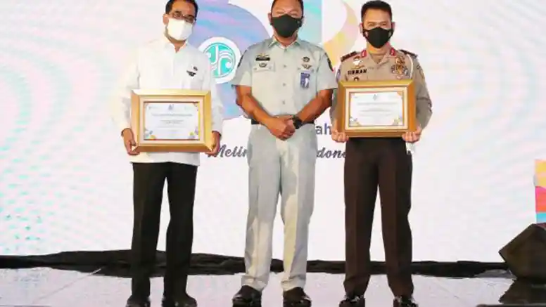 Berita - Polri dan Jasa Raharja Beri Penghargaan Kepada Menteri Perhubungan