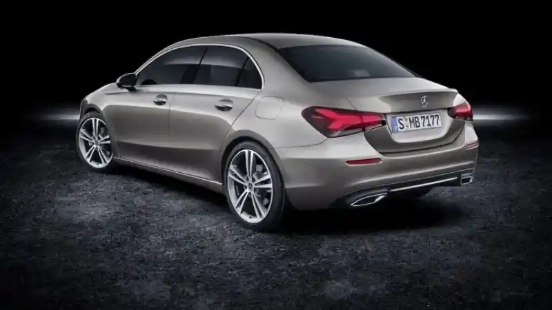 Foto - Apa yang Ditawarkan A-Class Sedan Terbaru?